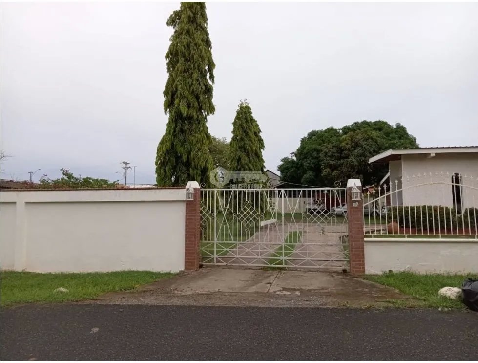 VILLA DE LOS SANTOS / 1775 M2 / TERRAZA / A 20 MIN DE PLAYAS