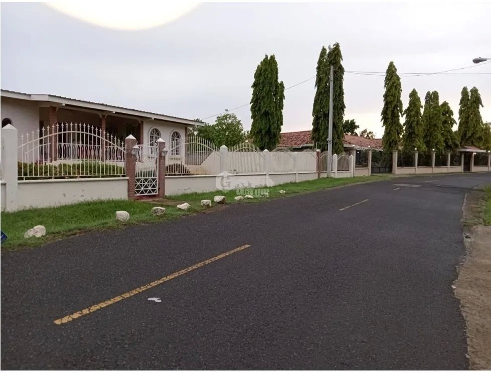 VILLA DE LOS SANTOS / 1775 M2 / TERRAZA / A 20 MIN DE PLAYAS