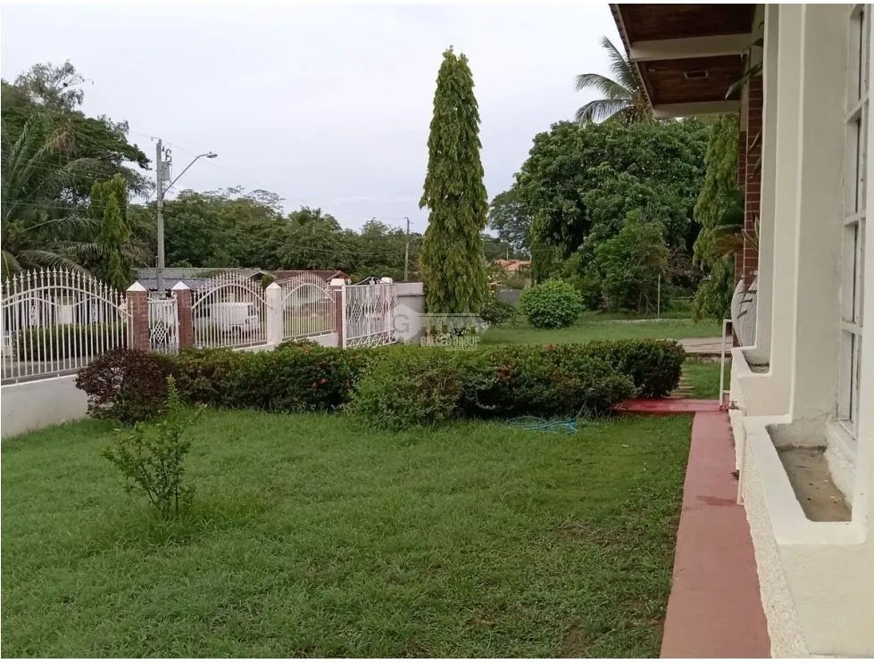 VILLA DE LOS SANTOS / 1775 M2 / TERRAZA / A 20 MIN DE PLAYAS