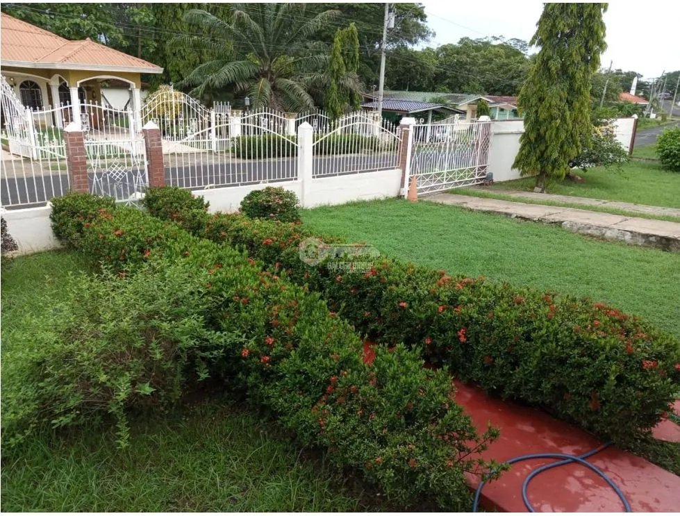 VILLA DE LOS SANTOS / 1775 M2 / TERRAZA / A 20 MIN DE PLAYAS