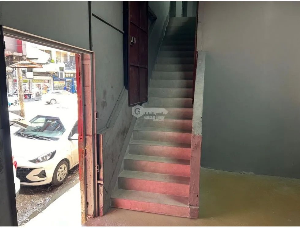 BODEGA / CALIDONIA / 930 M2 / MEZZANINE / OFICINA / ELEVADOR DE CARGA
