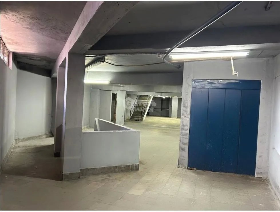 BODEGA / CALIDONIA / 930 M2 / MEZZANINE / OFICINA / ELEVADOR DE CARGA