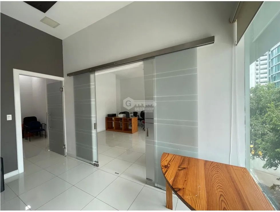 OFICINA / EL CANGREJO / PH NEO PLAZA / 75 M2 / 2 DIVISIONES / BALCON