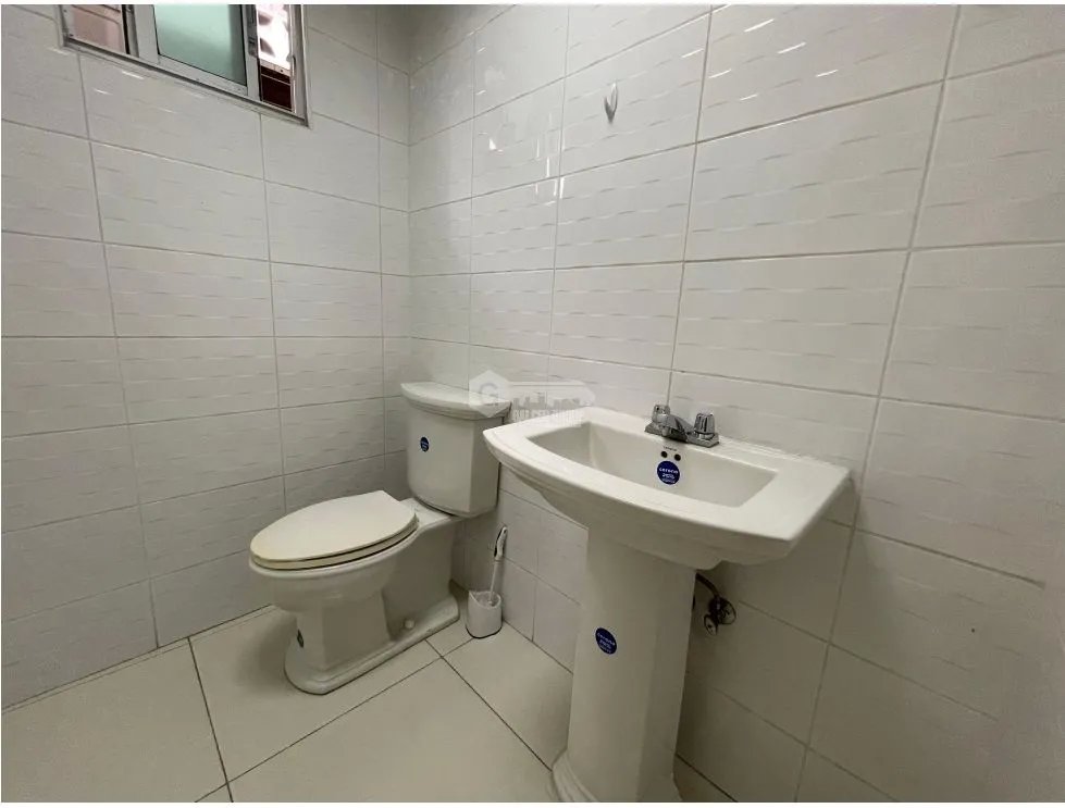 OFICINA / EL CANGREJO / PH NEO PLAZA / 75 M2 / 2 DIVISIONES / BALCON