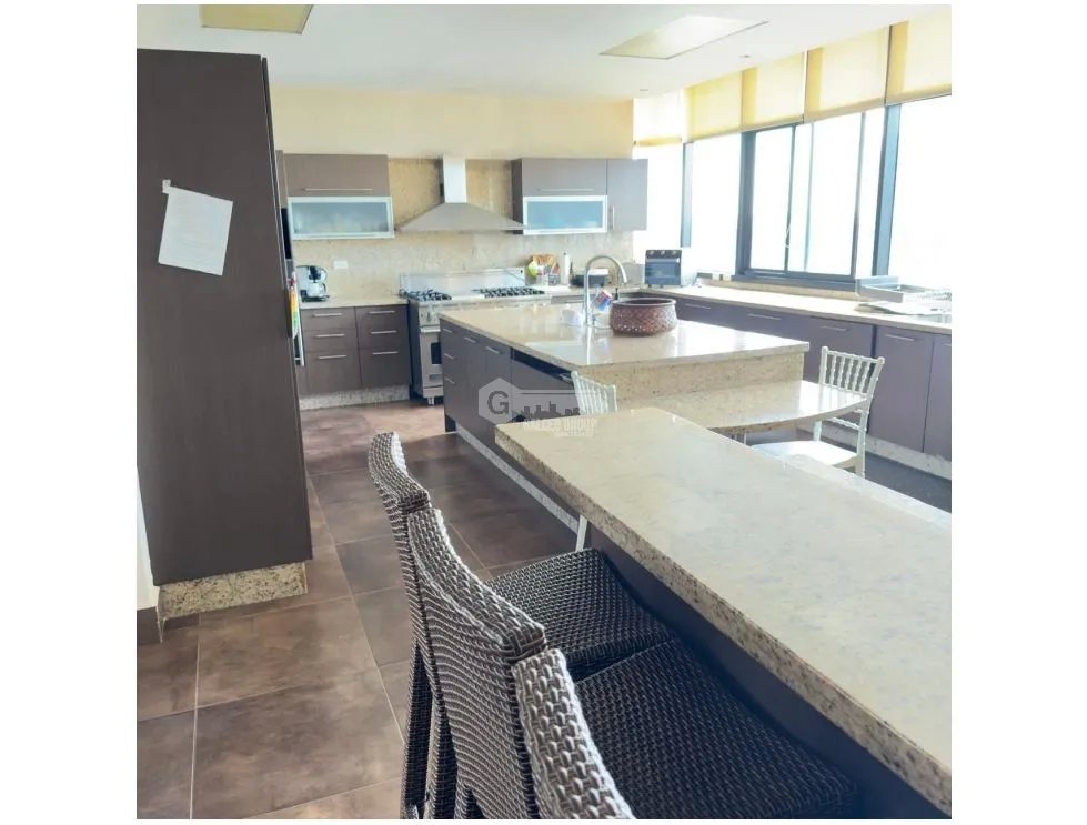 SE VENDE APARTAMENTO EN AVE BALBOA MIRAMAR PLAZA  DE 5 HABITACIONES