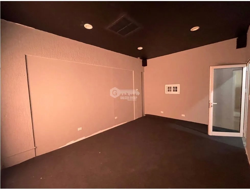 SE VENDE AMPLIO LOCAL COMERCIAL EN CONDADO DEL REY SOBRE LA VIA