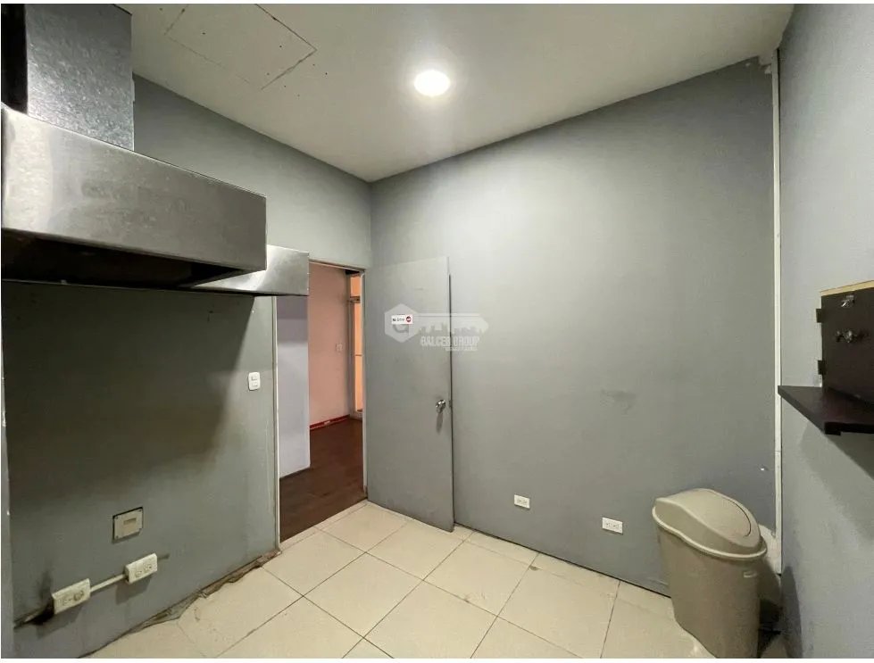 SE VENDE AMPLIO LOCAL COMERCIAL EN CONDADO DEL REY SOBRE LA VIA