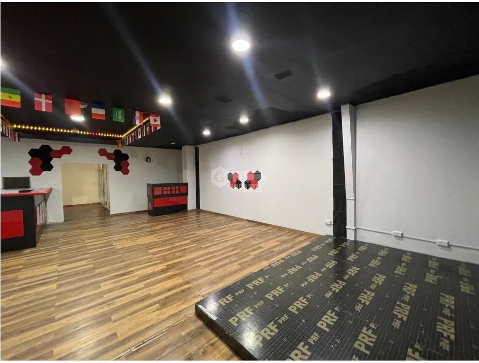 SE VENDE AMPLIO LOCAL COMERCIAL EN CONDADO DEL REY SOBRE LA VIA