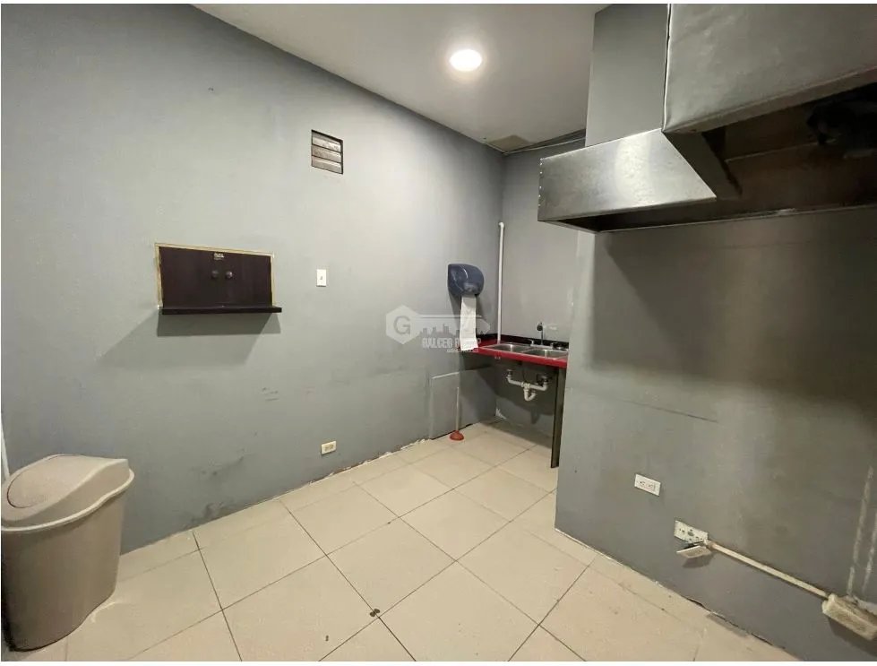 LOCAL COMERCIAL / CONDADO DEL REY /  170M / ESPACIO AMPLIO / SOBRE VIA