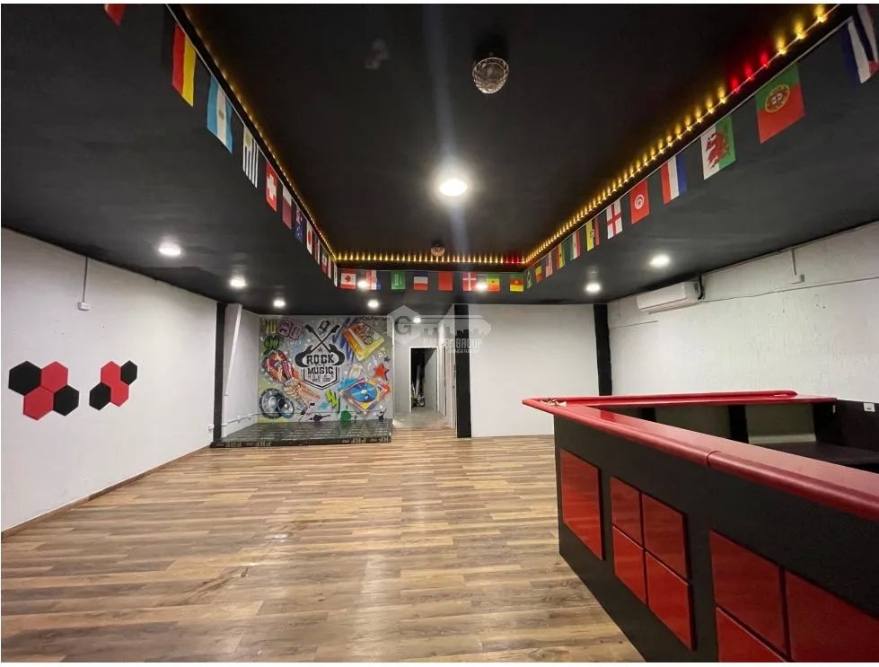 SE ALQUIL LOCAL COMERCIAL EN CONDADO DEL REY CON DIVISIONES SOBRE VIA