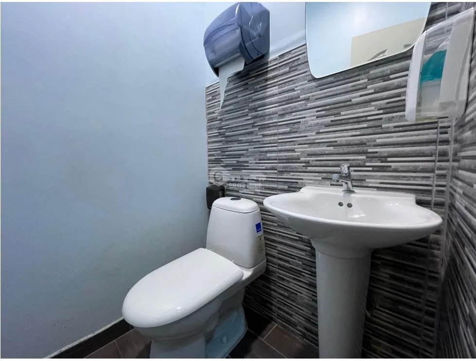 SE ALQUIL LOCAL COMERCIAL EN CONDADO DEL REY CON DIVISIONES SOBRE VIA