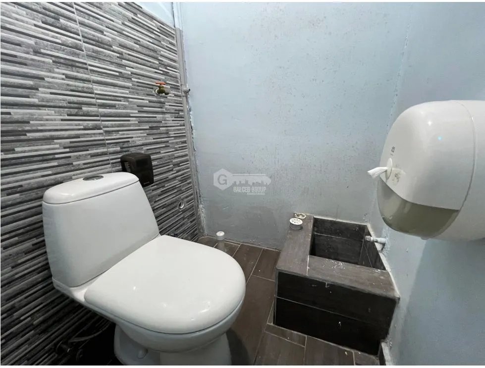 SE ALQUIL LOCAL COMERCIAL EN CONDADO DEL REY CON DIVISIONES SOBRE VIA