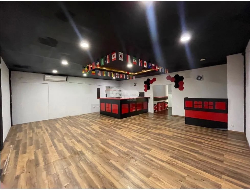 SE ALQUIL LOCAL COMERCIAL EN CONDADO DEL REY CON DIVISIONES SOBRE VIA