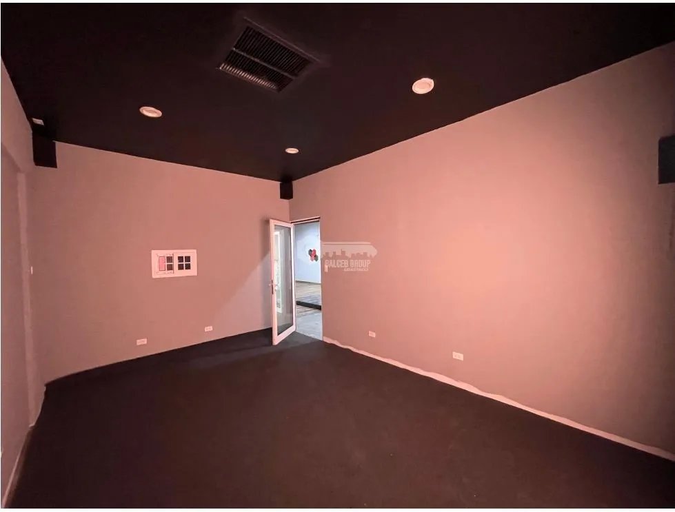 SE ALQUIL LOCAL COMERCIAL EN CONDADO DEL REY CON DIVISIONES SOBRE VIA