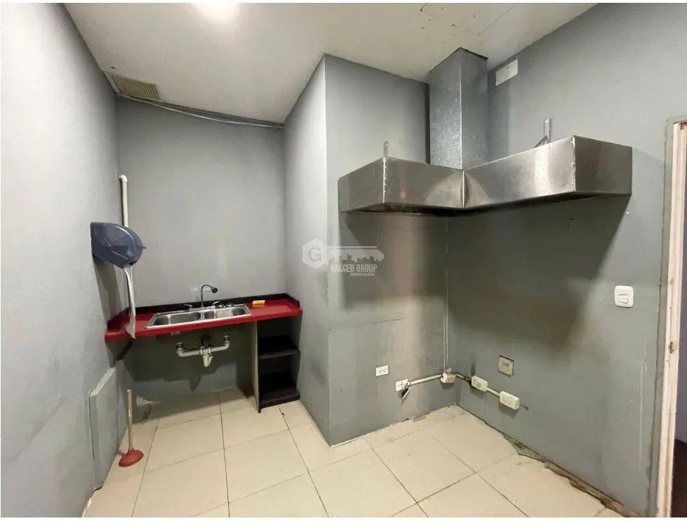 SE ALQUIL LOCAL COMERCIAL EN CONDADO DEL REY CON DIVISIONES SOBRE VIA