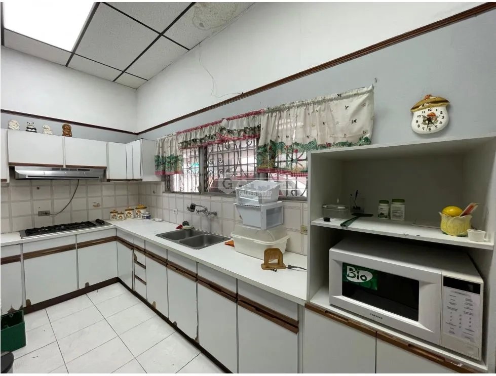 SE VENDE CASA EN VIA ESPAÑA CON 3 HABITACIONES Y PATIO SOBRE LA VIA