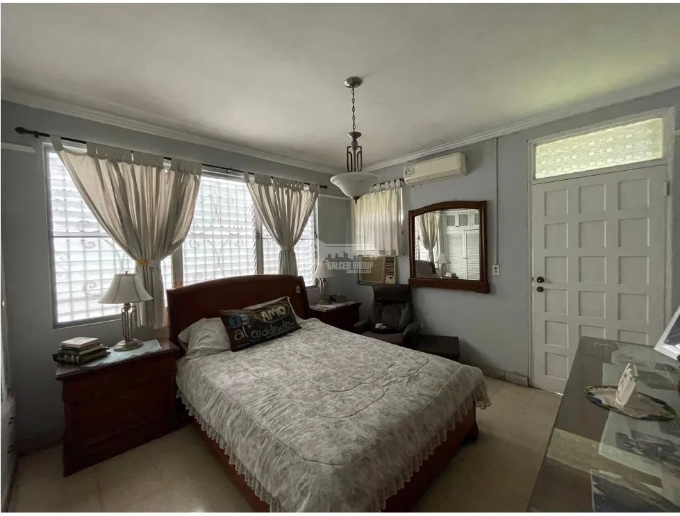 SE VENDE CASA EN VIA ESPAÑA CON 3 HABITACIONES Y PATIO SOBRE LA VIA