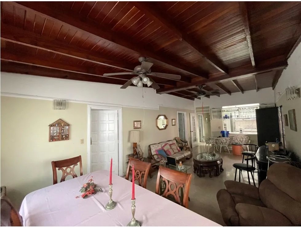 SE VENDE CASA EN VIA ESPAÑA CON 3 HABITACIONES Y PATIO SOBRE LA VIA