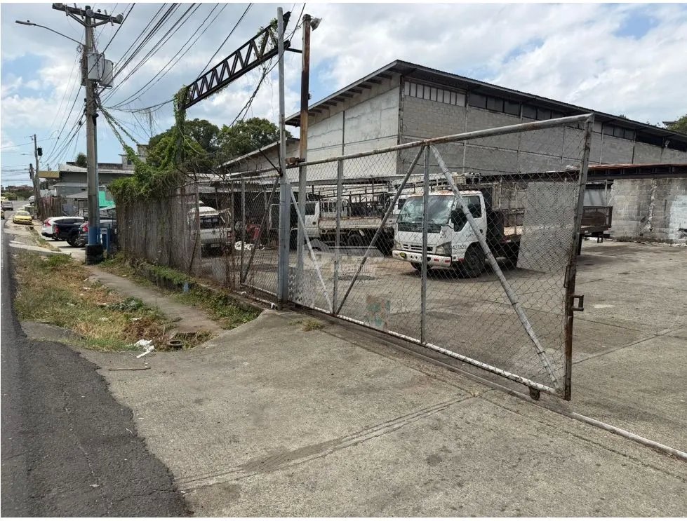 SE VENDE TERRENO EN RIO ABAJO CODIGO C-2 RM1 CON OFICINAS Y GALERA