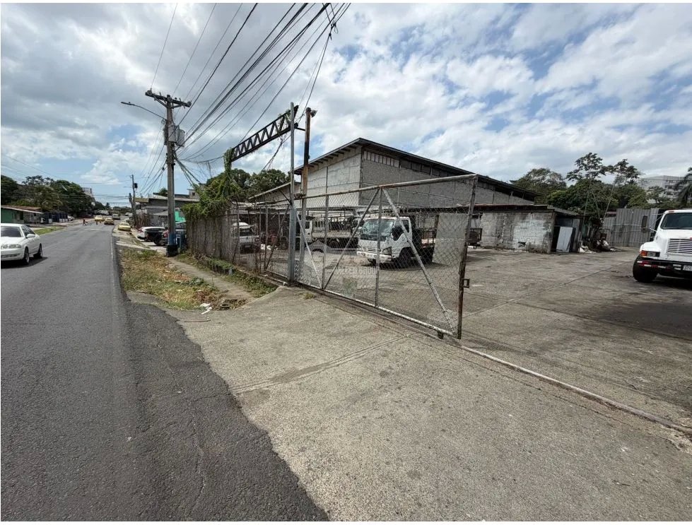 RIO ABAJO / 3230M / TERRENO CON OFICINAS Y GALERAS / CODIGO C-2 RM1