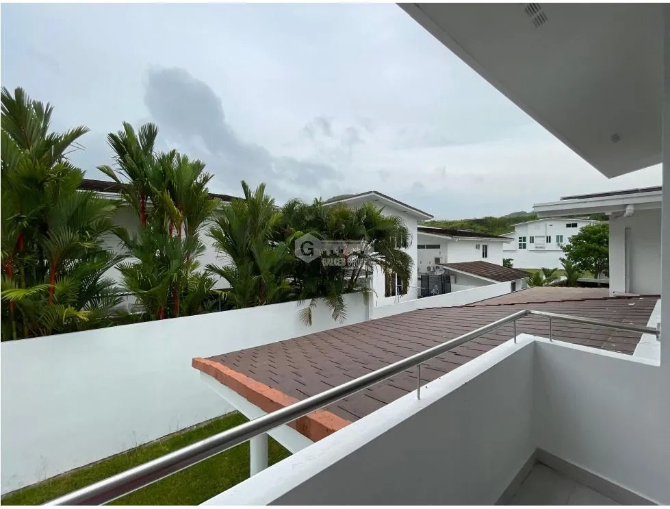 SE VENDE CASA EN ALTOS DE PANAMÁ PH HORIZONTES CON TERRAZA Y PATIO