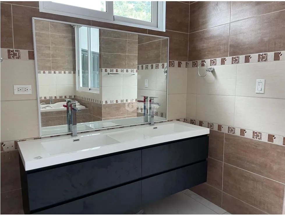 SE VENDE CASA EN ALTOS DE PANAMÁ PH HORIZONTES CON TERRAZA Y PATIO