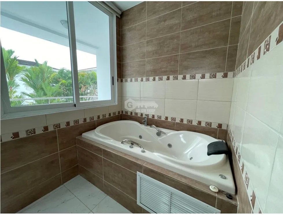 SE VENDE CASA EN ALTOS DE PANAMÁ PH HORIZONTES CON TERRAZA Y PATIO