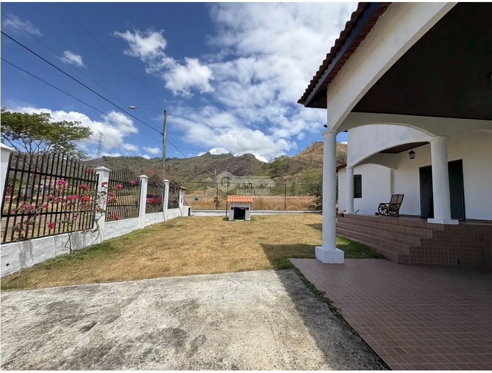 SE VENDE CASA EN EL ESPAVE SAJALICES CON 4 HABITACIONES Y TERRAZA
