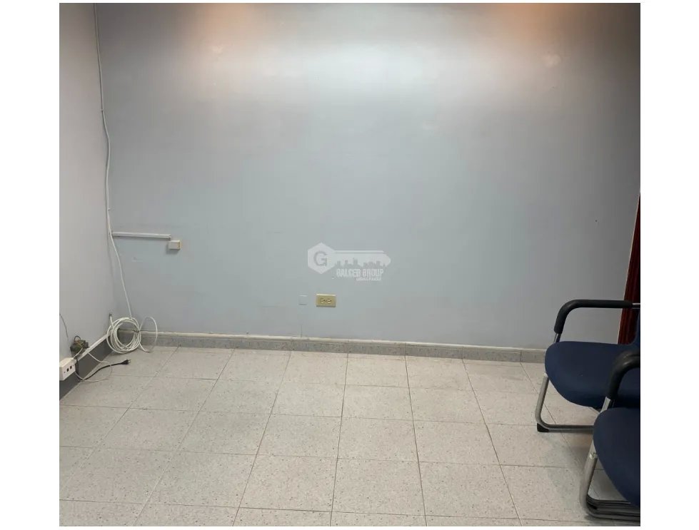 SE ALQUILA OFICINA EN EL CANGREJO TORRE IBC CON DIVISIONES VACIA