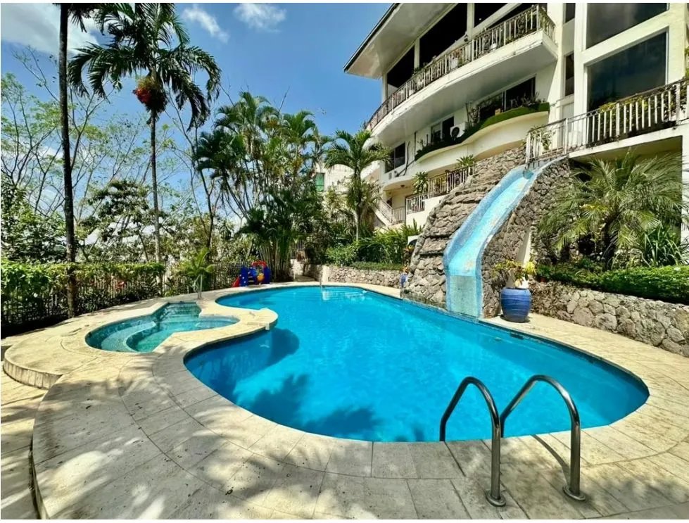 SE VENDE CASA ALTOS DE SANTA MARIA DE 6 NIVELES CON PISCINA Y TERRAZA