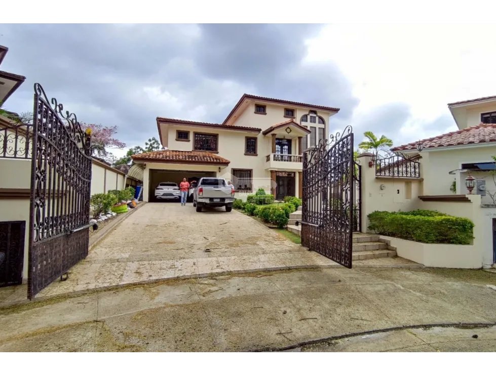 SE VENDE CASA ALTOS DE PANAMA CONDADO DEL REY 4 HABITACION 675M PATIO