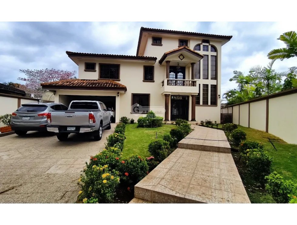 SE VENDE CASA ALTOS DE PANAMA CONDADO DEL REY 4 HABITACION 675M PATIO