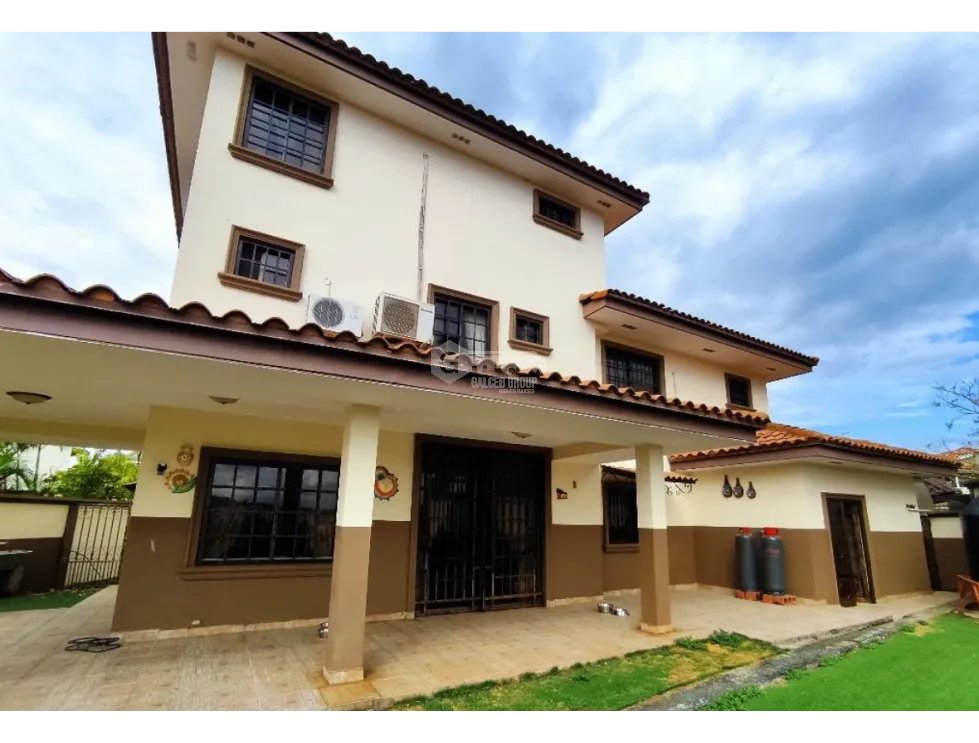 SE VENDE CASA ALTOS DE PANAMA CONDADO DEL REY 4 HABITACION 675M PATIO