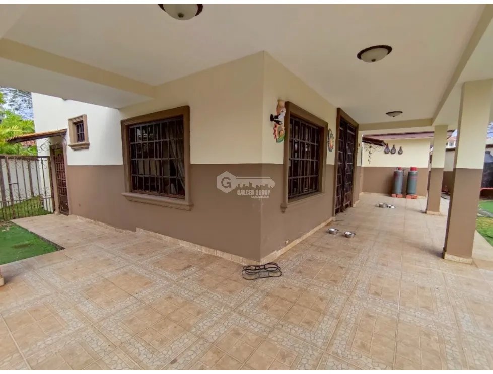 SE VENDE CASA ALTOS DE PANAMA CONDADO DEL REY 4 HABITACION 675M PATIO