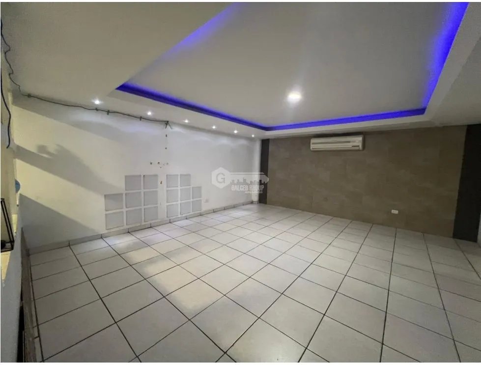 SE VENDE CASA EN CONDADO DEL REY DE 2 NIVELES CON 3 HABITACIÓNES