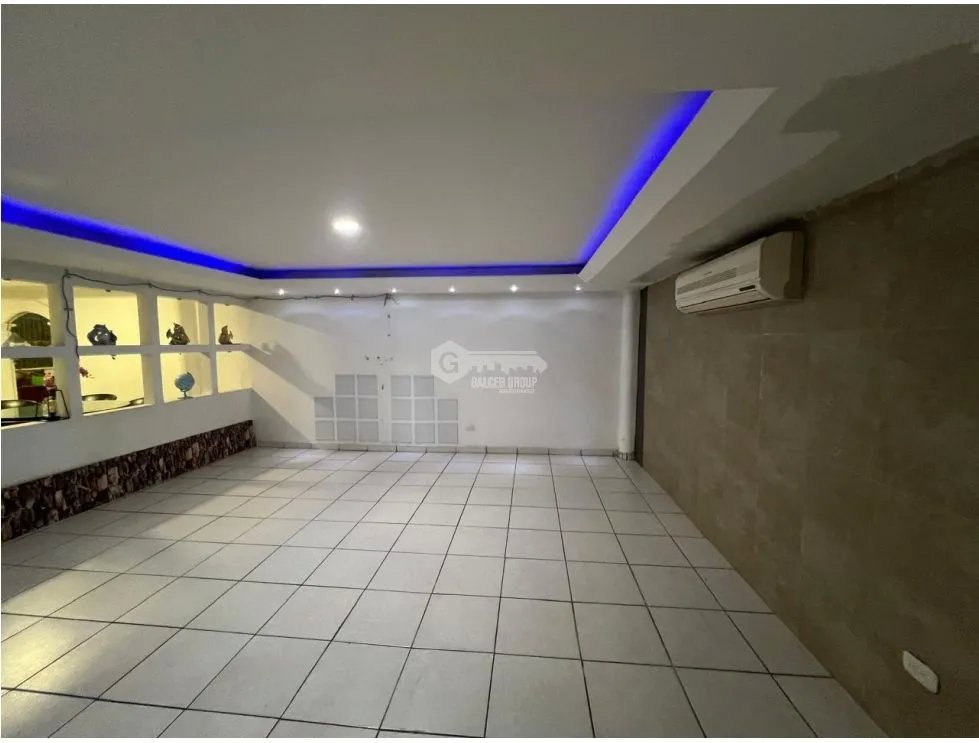 SE VENDE CASA EN CONDADO DEL REY DE 2 NIVELES CON 3 HABITACIÓNES