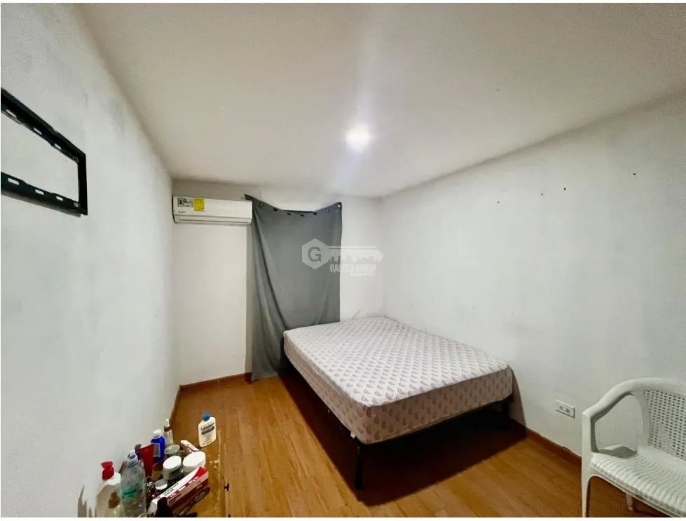 SE VENDE CASA EN CONDADO DEL REY DE 2 NIVELES CON 3 HABITACIÓNES