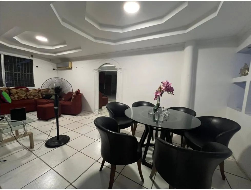 SE VENDE CASA EN CONDADO DEL REY DE 2 NIVELES CON 3 HABITACIÓNES