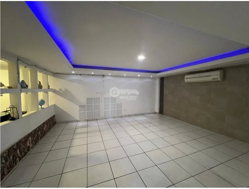 SE VENDE CASA EN CONDADO DEL REY DE 2 NIVELES CON 3 HABITACIÓNES