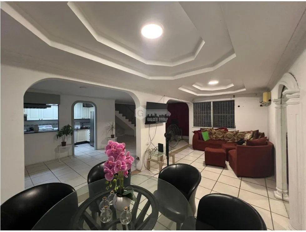 CONDADO DEL REY / 230M / 3 HABITACIÓN / 2 BAÑOS / 2 NIVELES