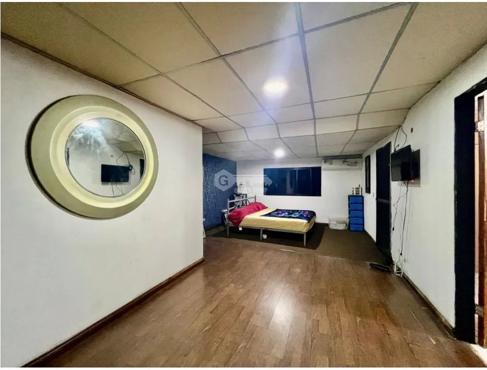 CONDADO DEL REY / 230M / 3 HABITACIÓN / 2 BAÑOS / 2 NIVELES
