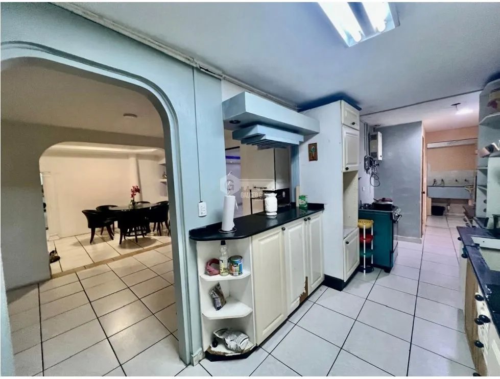CONDADO DEL REY / 230M / 3 HABITACIÓN / 2 BAÑOS / 2 NIVELES