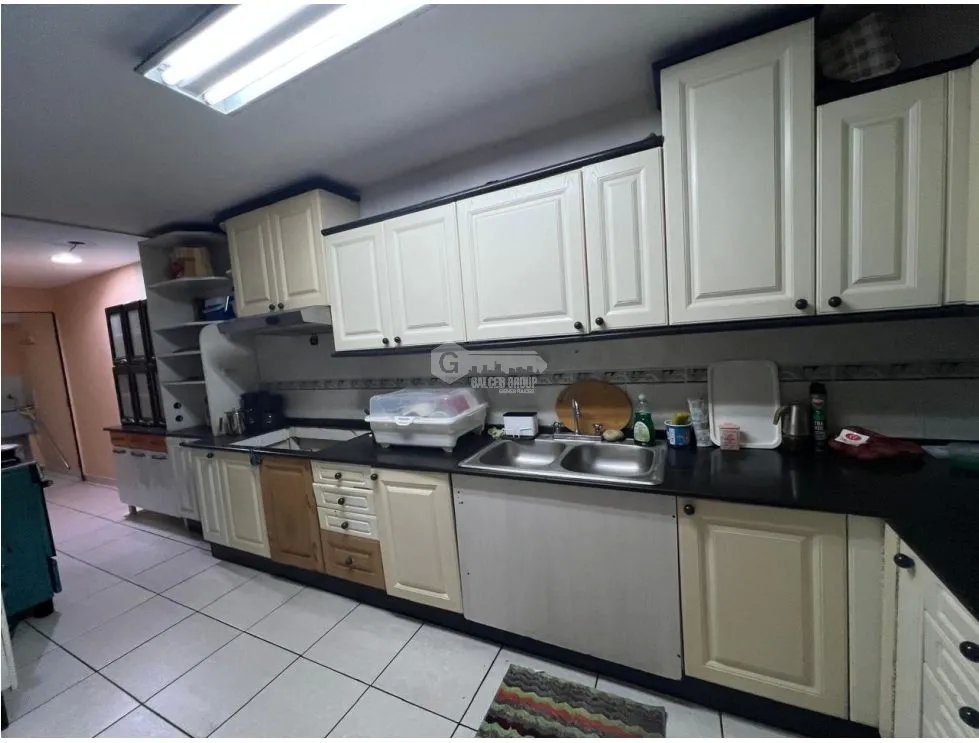 CONDADO DEL REY / 230M / 3 HABITACIÓN / 2 BAÑOS / 2 NIVELES