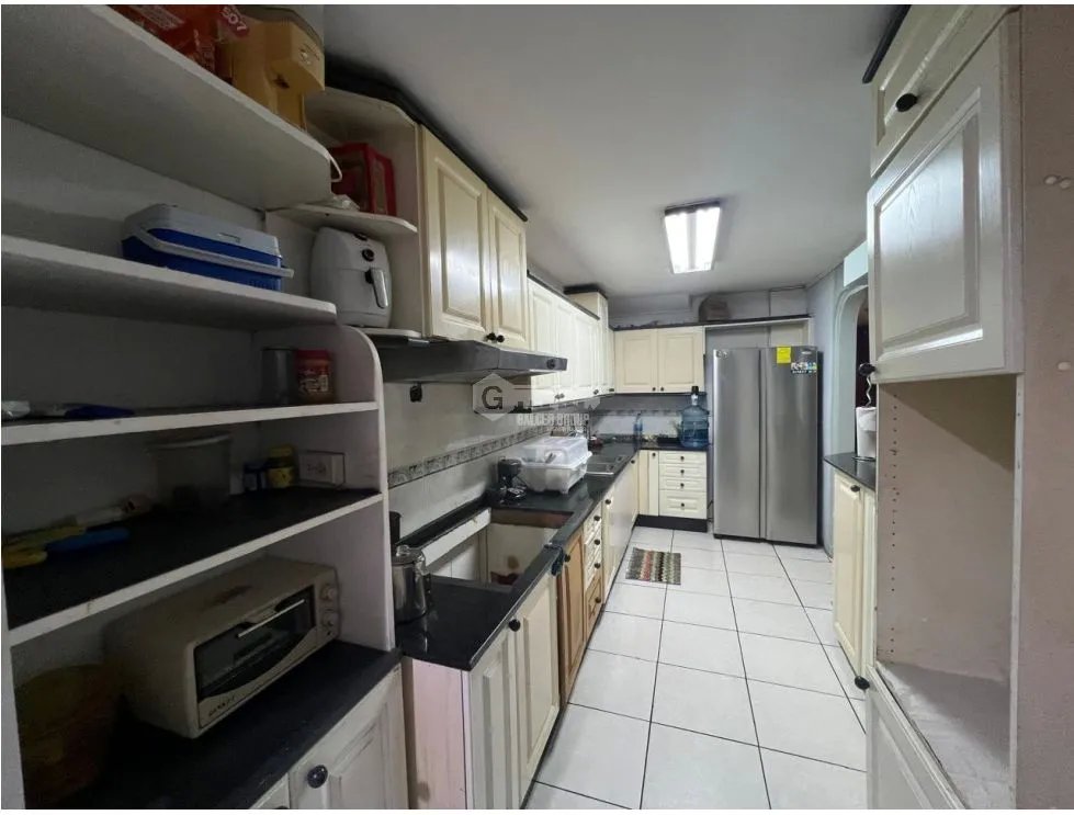 CONDADO DEL REY / 230M / 3 HABITACIÓN / 2 BAÑOS / 2 NIVELES