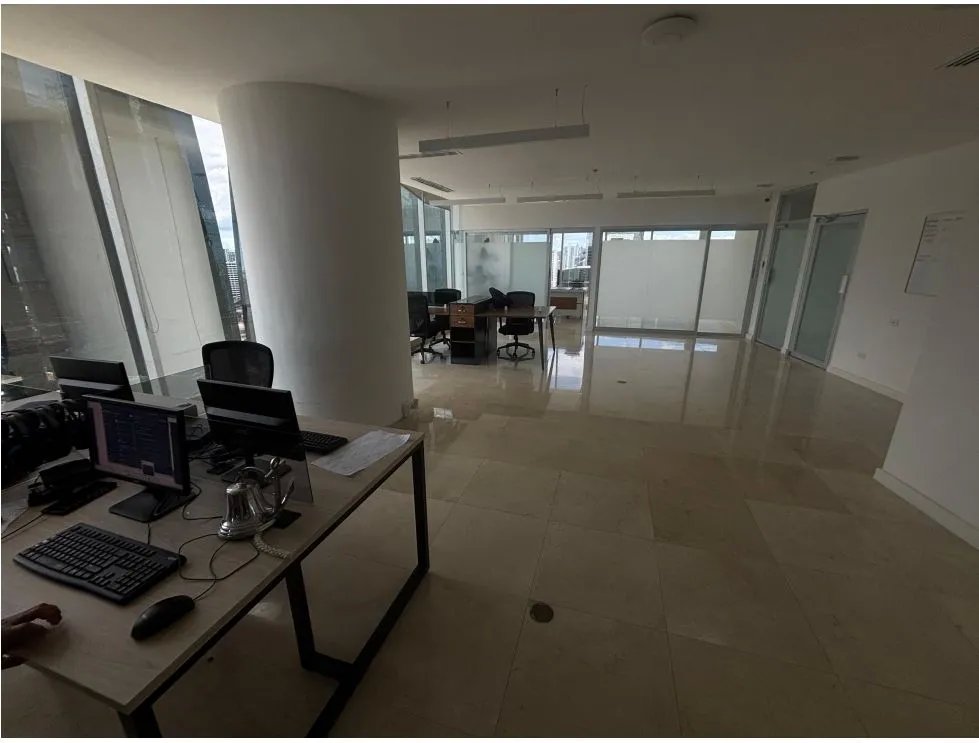 SE VENDE OFICINA EN REVOLUTION  F&F TOWER TORNILLO CALLE 50 DE 188M