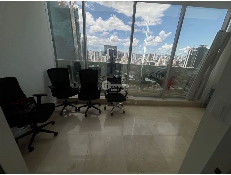 SE VENDE OFICINA EN REVOLUTION  F&F TOWER TORNILLO CALLE 50 DE 188M
