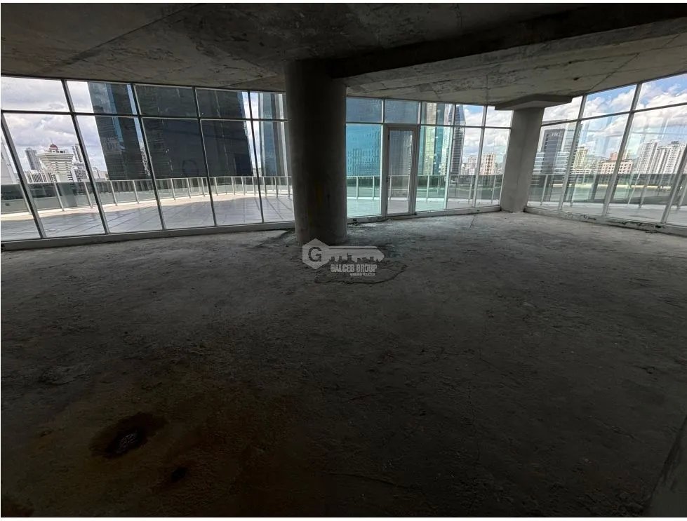 SE VENDE OFICINA EN CALLE 50 REVOLUTION F&F TOWER TORNILLO CON TERRAZA