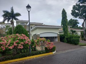 Venta de Casa Reposeida en PH Tucan Country Club, Cocolí, Panamá