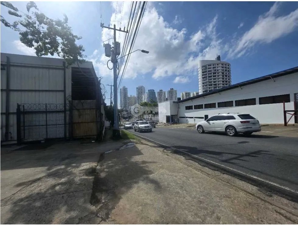 GALERA COMERCIAL CON LOCALES Y BODEGA EN JUAN PABLO II  /TUMBA MUERTO
