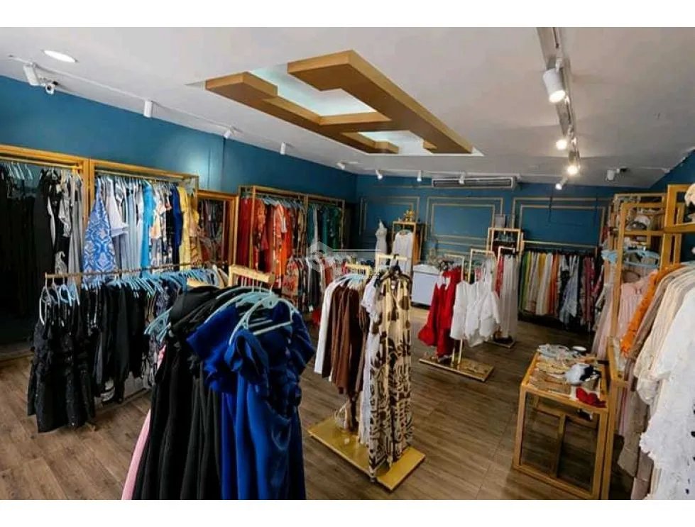 GALERA COMERCIAL CON LOCALES Y BODEGA EN JUAN PABLO II  /TUMBA MUERTO